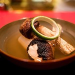 にくの匠 三芳 - 焼いた松茸、かぶ、テールスープのお椀。