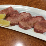 炭火焼肉 牛和鹿 - 生タン塩(1480円)