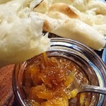 印度料理シタール - 私が愛してやまないマンゴーチャツネ！
      ナンにはチャツネ、チャツネにはナン♪
      (☆´∀`人´∀`☆)