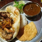 印度料理シタール - ランチ・タンドーリチキンセット
      マトンカレーは辛さが全くダメな人には厳しいかもしれませんがスパイシーですごく洗練された味で母のお気に入り！！