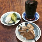 三角屋 - 表面張力超えのブドー酒には焼豚と浅漬付いて400円
