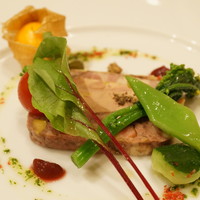 キュイエット - フォアグラとワイン豚のパテ　季節野菜とビーツのピューレ添え