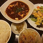 香辣家 - 28.8 ハーフ＆ハーフ 麻婆豆腐とエビと卵と青菜炒め