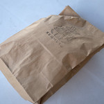 天草塩パンラボ - 素朴で可愛らしい袋に入れて持って帰ります。