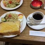 Sausu Hosu - Ｂセット￥４３０：トースト、ゆで卵半分、サラダ