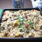 林餅店 - 山菜おこわ　こだわりの「かぐらもち」に、  醤油味で炊き込んだ山菜を混ぜ込み、  蒸し上げて作り上げています｡