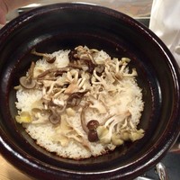 なる屋 - ハナビラタケ、ナメコ、シラタケの土鍋御飯