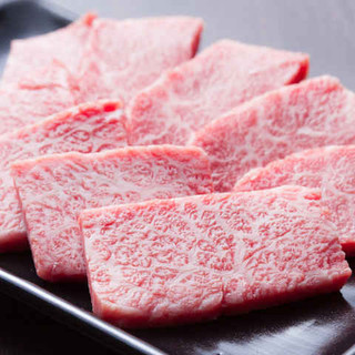 We offer high quality [Saga Beef] [Domestic Kuroge Wagyu Beef]♪