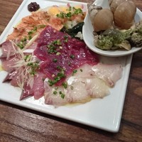 CASA UOKIN 神楽坂 - 海の幸のカルパッチョ6点盛り　鮪　鯛　サーモン　ヒラマサ　イサキ　つぶ貝