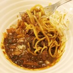 吉田PASTA BAR カンパニリズモ - グレービーミートスパランチセット1,620円半熟玉子とポテチを崩してまぜまぜ、もっちり生パスタ