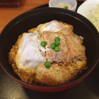 とんかつ まい泉 青山本店 - カツ丼の飯は少なめにしてもらったが、それでも半分持て余した。切り口をスラントさせるのはみみっちいから止した方がいい。