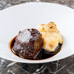 ル コントワ - 牛ホホ肉のビール煮込み ジャガイモのグラタン添え