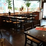 Indiain Dinning & Bar SATHI - 新装開店した店内は綺麗です。