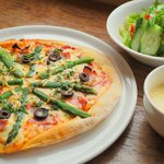 Livingston Cafe - アスパラガスとベーコンのピザ