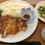 Taishuu Baru Torittoria - ランチパスポートのメニュー「鶏モモローストプレート」。
                        ジューシーな鶏肉は美味！
                        付け合わせのソースは梅肉でした。