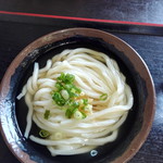 うどん屋 まつはま - ひやかけ200円  中細のねじれのあるもちもち弾力ある麺に昆布出汁でうまい。