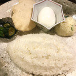 よもだ - カレー頼んだらピクルス、ナン、半熟たまご、ポテトサラダ、ご飯も出てくる！…すごっ！！