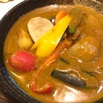 よもだ - 野菜カレーは色んな種類の野菜がたっぷり。味は辛め。スパイシー。