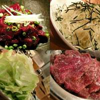 焼肉ホルモン 稲田 - “レバ刺し(980円)”と“タン(980円)”、“山盛りキャベツ(500円)”、“ネギサラダ(480円)”