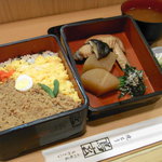 Yakitori Torigen - そぼろ弁当　９８０円　　　お昼にしか食べれない、日替わりのおかずが付いた、男女共に人気のお弁当！！！
