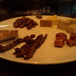 ムーンシャイン - いろんな燻製の盛り合わせ・・・。