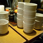 Kiraku - テーブルにはコップが山積みされている、良いのか悪いのか。