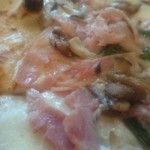 ラ ピッツァ ナポレターナ レガロ - 旨味のあるイタリア産ハムや茸にまろやかな生クリーム、バジルが爽やか