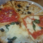 ラ ピッツァ ナポレターナ レガロ - 1枚のピッツァで4種の味が楽しめる、ジジーノ1,300円