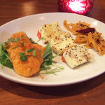 前菜3品盛り合わせ(950円)※インドの焼きチーズ、エビのスパイシーピクル、レンコンの香酢漬け