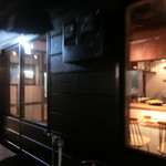 慶応仲通りの裏路地的なところにございます