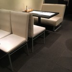 スリー コーズ - (内観)テーブル席①