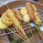 匠和 - 串カツセット(生ビール中1杯と串カツ6本)。
      左から、
      なすび、れんこん、エビ、ベーコン、うずら、ソーセージ、鶏。
      ボキはこれでビール2杯目～