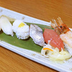 匠和 - 上にぎり6カン。
      海鮮居酒屋というだけあって、
      ネタがどれも新鮮で、美味しいです！！