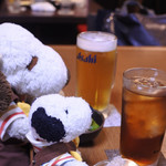 匠和 - 金曜の夜だったこともあって、店内は家族連れや常連のお客さんでとても賑わってます。席はお座敷席、テーブル席、カウンター席があってボキらはカウンター席に座ったよ。まずは、ビールとウーロン茶でかんぱ～い！