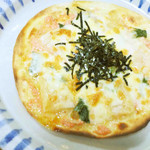匠和 - 明太子と揚げもちのpizza。
      小ぶりなのでお酒の肴にちょうどいいサイズだね。
      明太子と揚げもちとチーズの相性がばっちりで
      ボキ、このピザにもはまりそう・・・