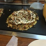 Okonomiyaki Yukiyoshi - お好み焼き 肉イカ入り   600円