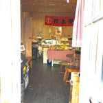 Yaokinshouten - 面から覗いた店内
                      広そうに見えますが…薄暗くて狭いです(^^;;)
                      左側は精肉販売、右側は、eat-inスペース？？らしき物もあります。