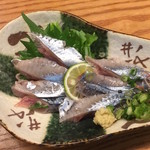 和食彩 おか田 - 秋刀魚の刺身。器のセンスも素敵です。