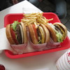 In-N-Out Burger - 料理写真:左からハンバーガー、チーズバーガー、ダブルダブル