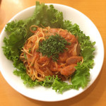 ベジフルキッチン Pepino - ナポリタン  (*´Д`)ﾊｧﾊｧ　トマトのソースをワザと煮詰めずサラリと食わせる。玉ねぎも余りいじめすぎておらずそれでも旨みがある。たくさんのパセリも新鮮で香りがいい。