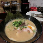 博多ラーメン まるかく - 豚骨ラーメンまる680円