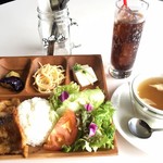 トリプルカフェ - きまぐれランチプレート♪ ランチタイムは、サラダ、スープ、ドリンクセット！¥990 税込価格
