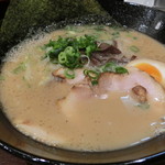 博多ラーメン まるかく - 豚骨ラーメンまる680円