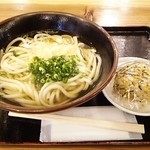 セルフ めん処 どがいぞう - かけうどん380円 おむすび80円