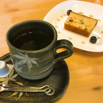 山小屋　佐藤 - 500円のケーキセット、コーヒー単品だとクッキーが付きました。