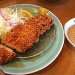 かっすい亭 - 黒豚ロースカツ、すりゴマ付き。立てて厚さを写せばよかった。
      