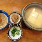 かっすい亭 - 大好きな温泉豆腐。こんぶの出汁に泳いで。
      すりゴマ・青ネギ・かつお節