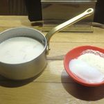 石焼パスタ kiteretsu食堂 - まずはソースと、トッピングのチーズ＆温泉玉子がIN！　
