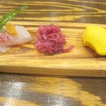 トラットリア ダ コヴィーノ - お通し（クロダイ＋カラスミ、紫キャベツ、？）　coperto￥200