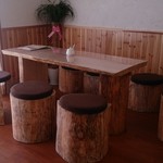 Natural style cafe 樹 - 木の机といす。ホッと癒される空間です。